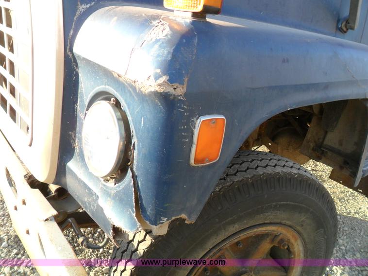 image for item A1931 1976 Ford L800 single axle straight truck
