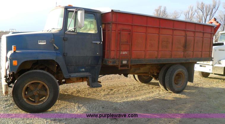 image for item A1931 1976 Ford L800 single axle straight truck
