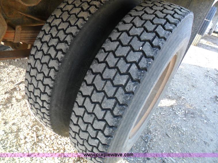 image for item A1931 1976 Ford L800 single axle straight truck