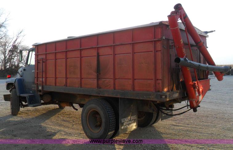 image for item A1931 1976 Ford L800 single axle straight truck