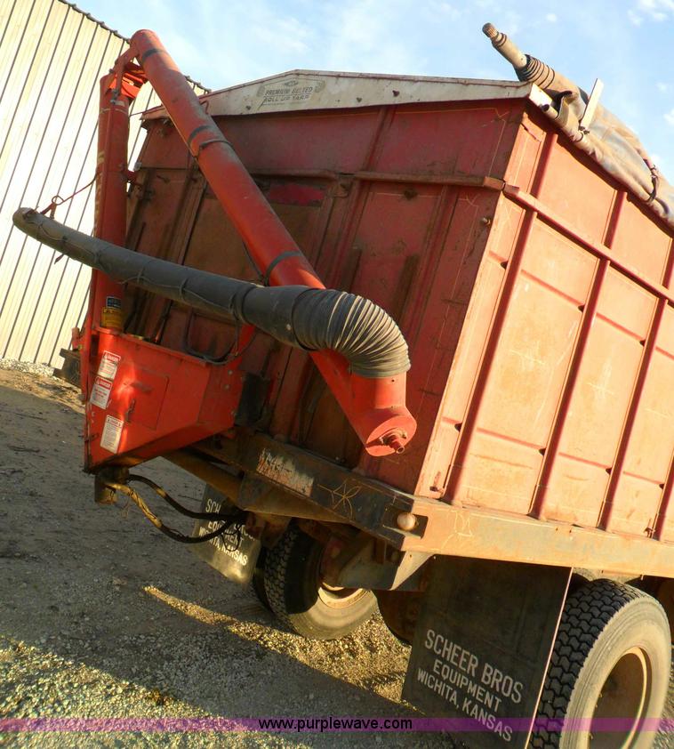 image for item A1931 1976 Ford L800 single axle straight truck