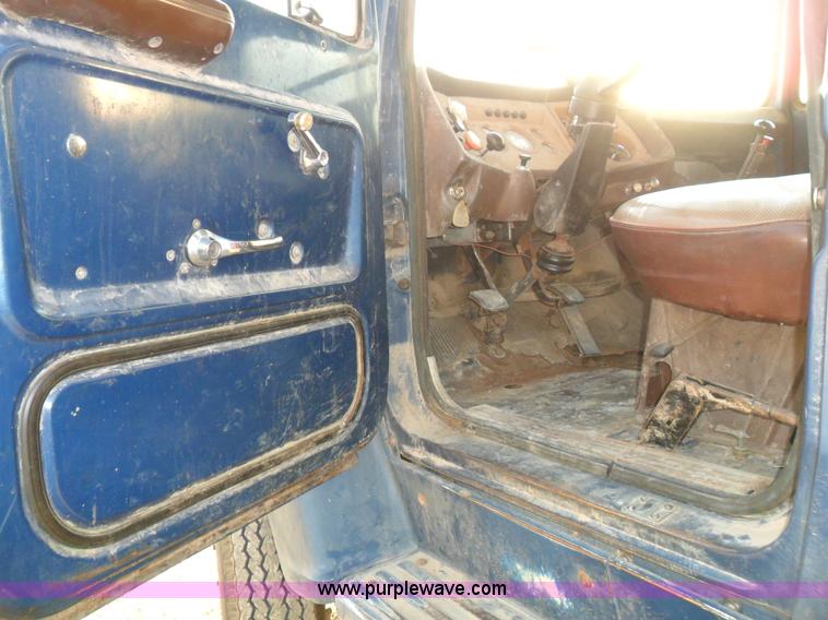 image for item A1931 1976 Ford L800 single axle straight truck