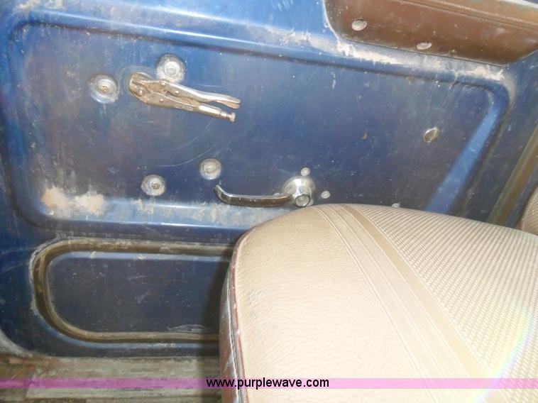 image for item A1931 1976 Ford L800 single axle straight truck