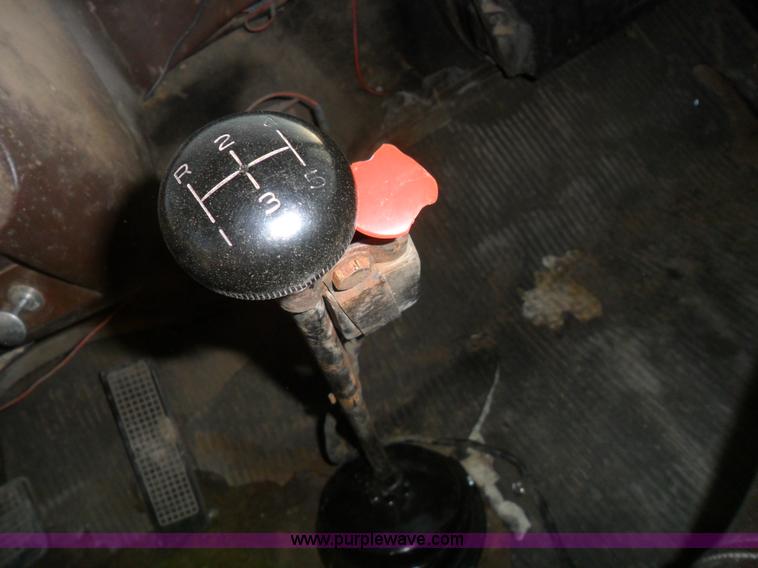 image for item A1931 1976 Ford L800 single axle straight truck