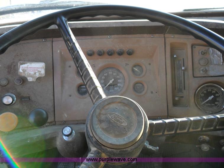 image for item A1931 1976 Ford L800 single axle straight truck