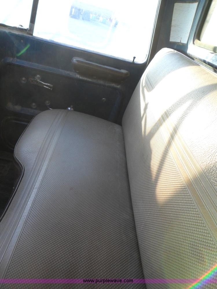 image for item A1931 1976 Ford L800 single axle straight truck