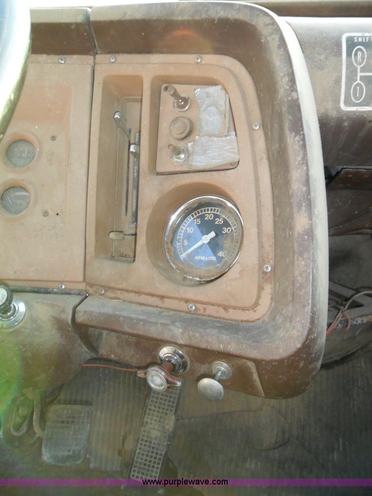 image for item A1931 1976 Ford L800 single axle straight truck