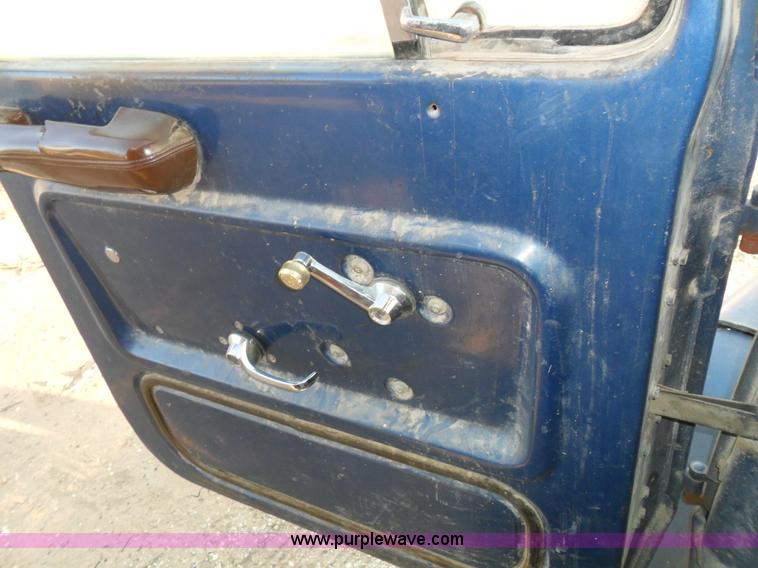 image for item A1931 1976 Ford L800 single axle straight truck