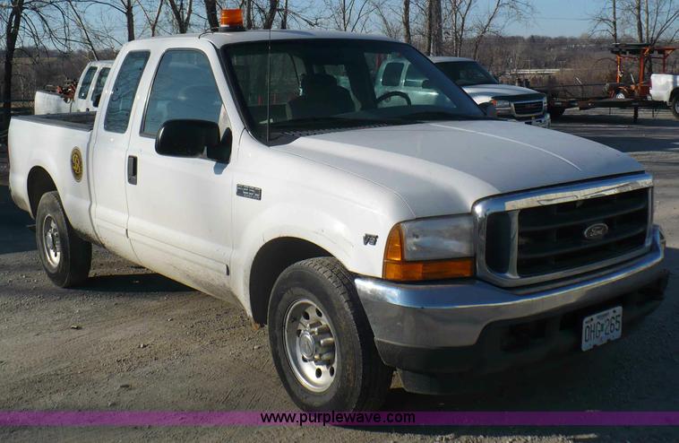 image for item B6011 2001 Ford F250 Super Duty supercab pickup truck