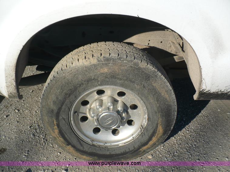 image for item B6011 2001 Ford F250 Super Duty supercab pickup truck