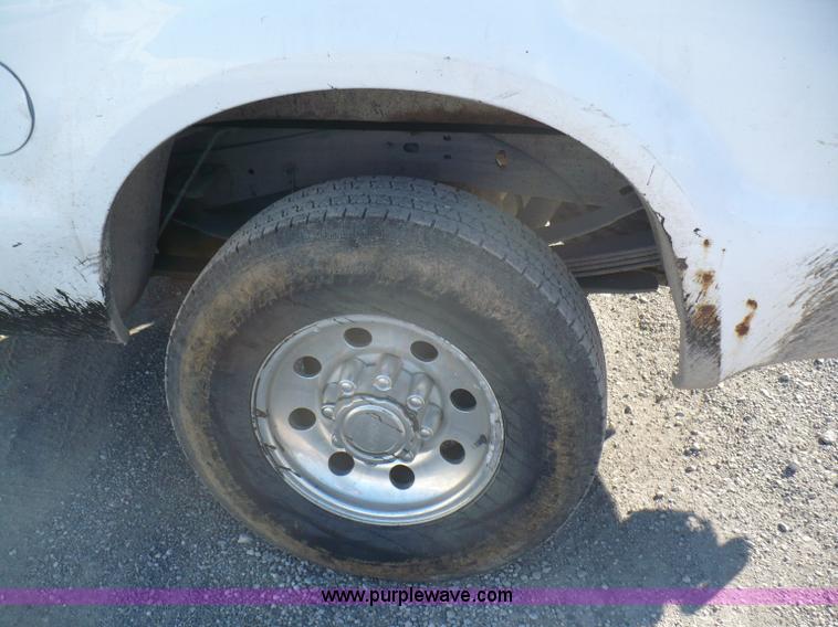 image for item B6011 2001 Ford F250 Super Duty supercab pickup truck