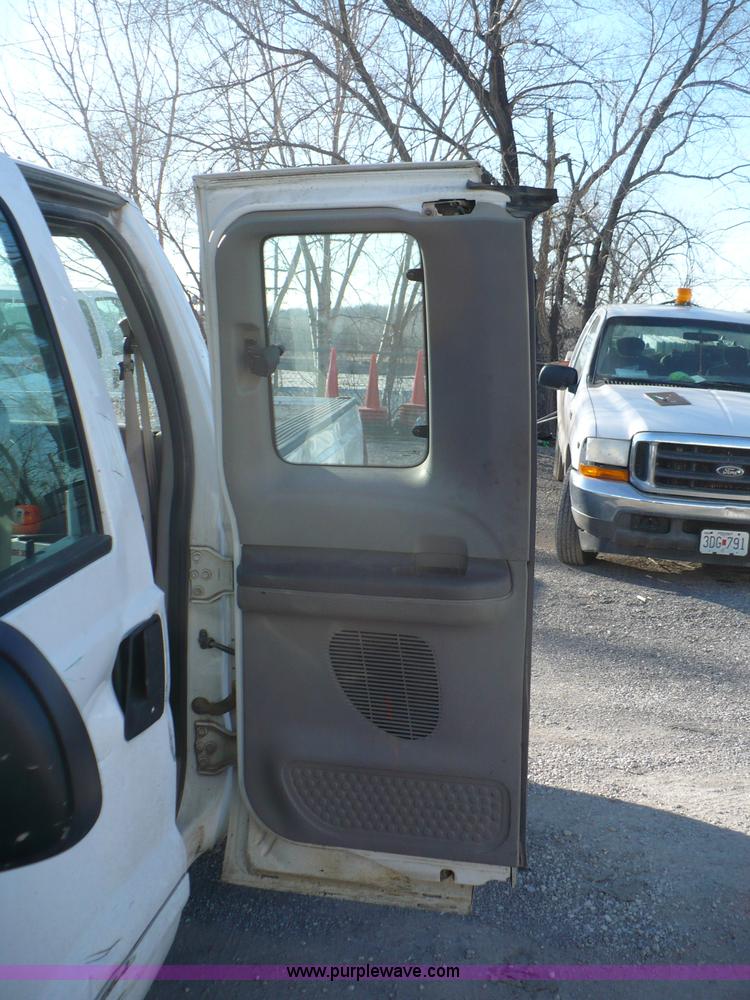 image for item B6011 2001 Ford F250 Super Duty supercab pickup truck