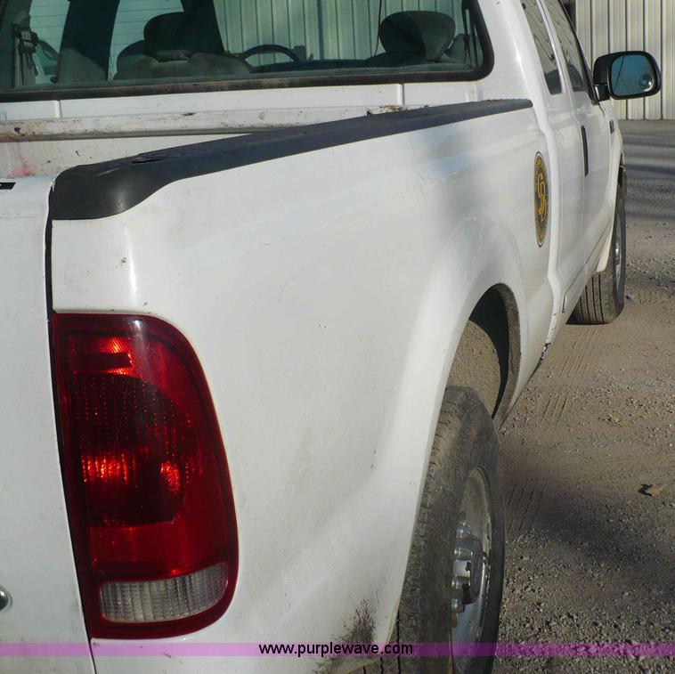 image for item B6011 2001 Ford F250 Super Duty supercab pickup truck