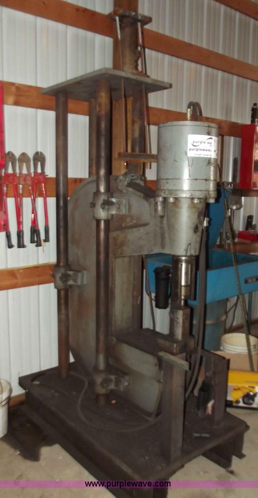 image for item B6196 300 ton hydraulic hole punch press