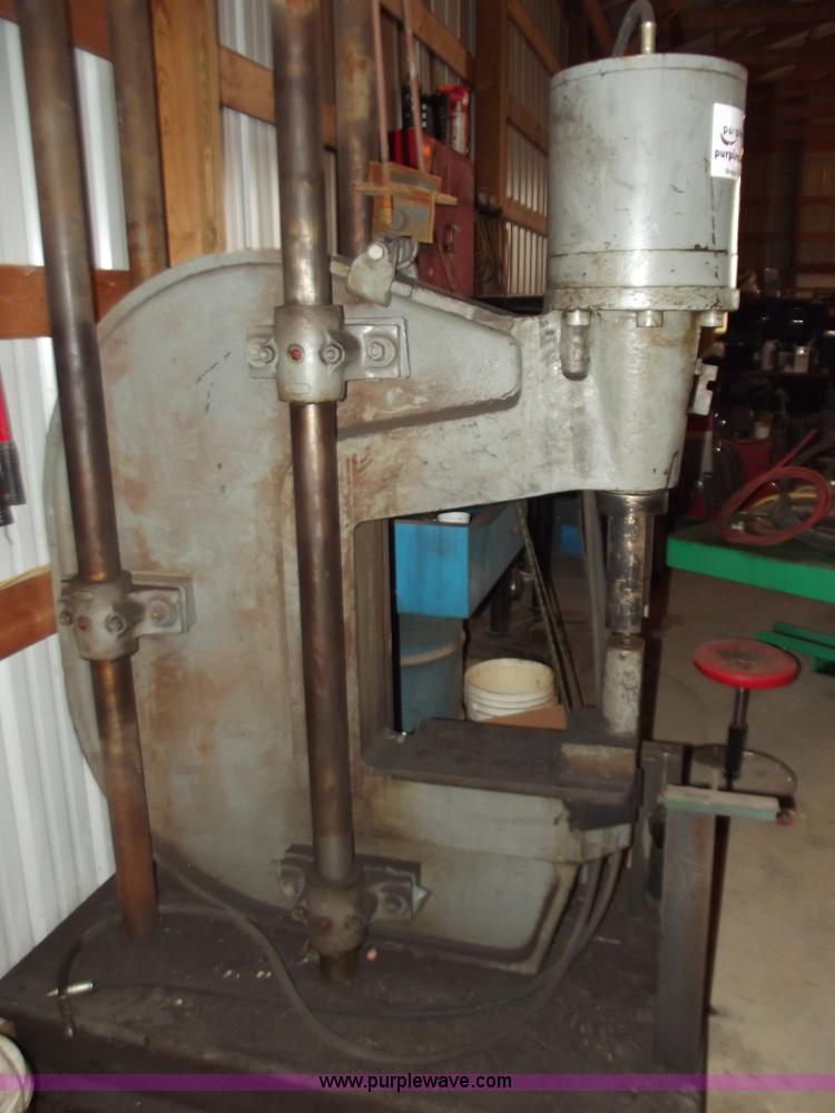 image for item B6196 300 ton hydraulic hole punch press