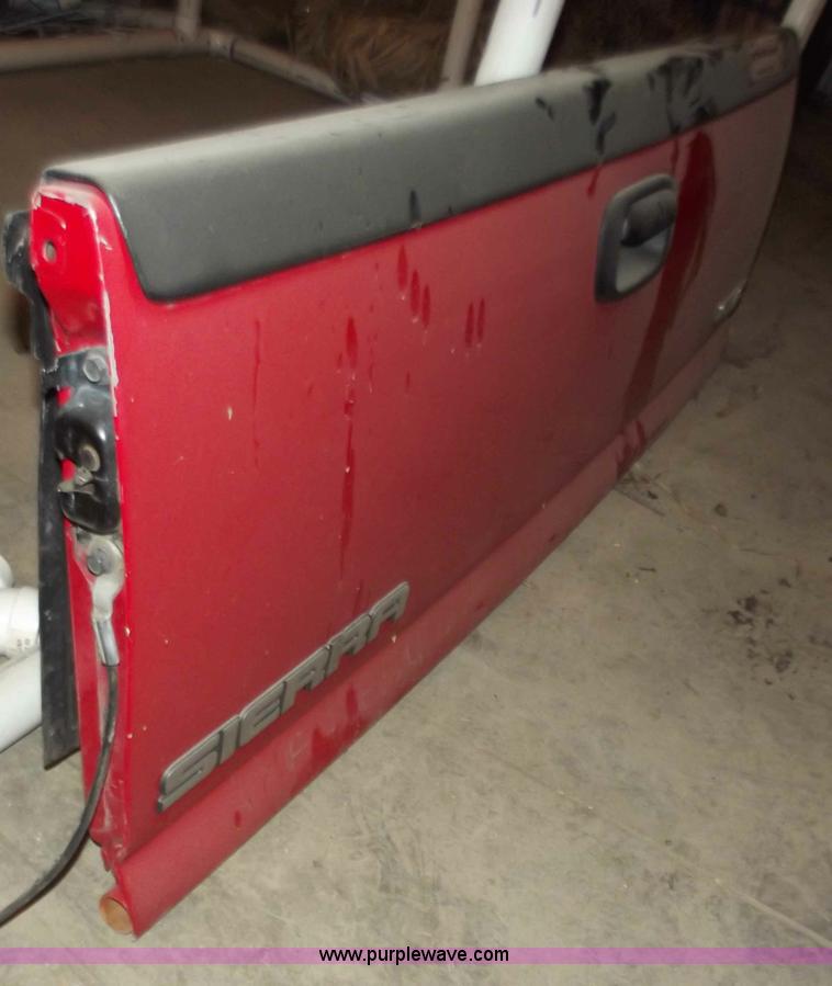 image for item B6211 2004 GMC Sierra truck tail gate
