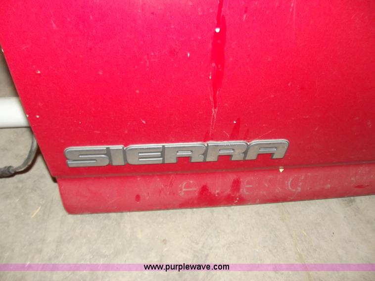 image for item B6211 2004 GMC Sierra truck tail gate