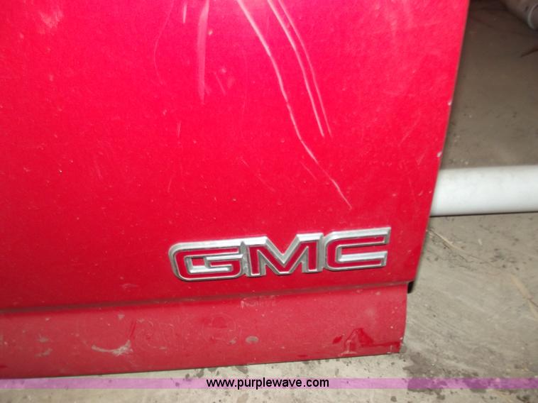 image for item B6211 2004 GMC Sierra truck tail gate