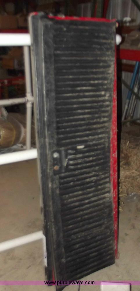 image for item B6211 2004 GMC Sierra truck tail gate