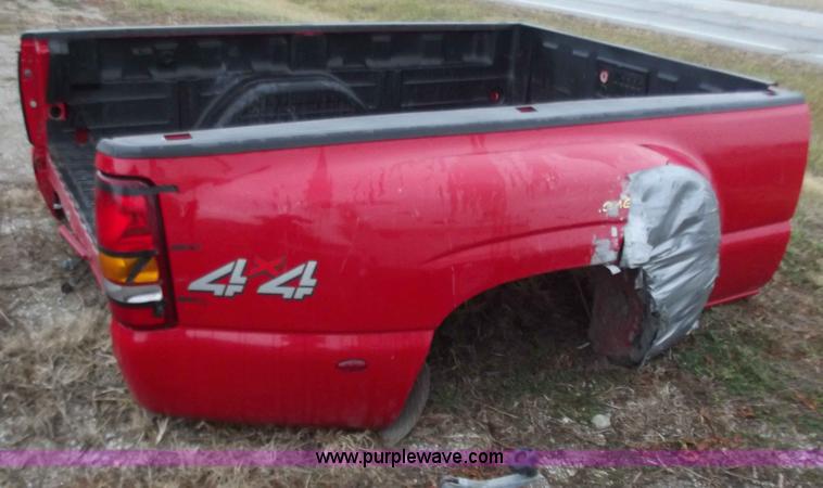 image for item B6220 2004 GMC series 1 ton truck bed