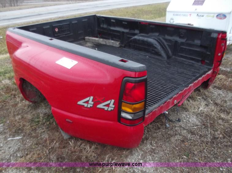 image for item B6220 2004 GMC series 1 ton truck bed
