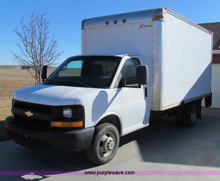 image for item D9138 2005 Chevrolet G3500 Express box van