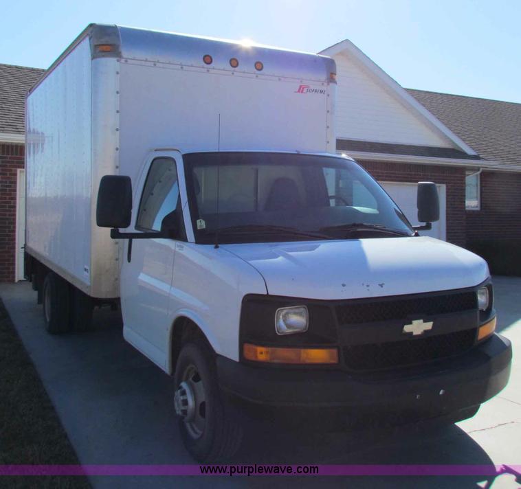 image for item D9138 2005 Chevrolet G3500 Express box van