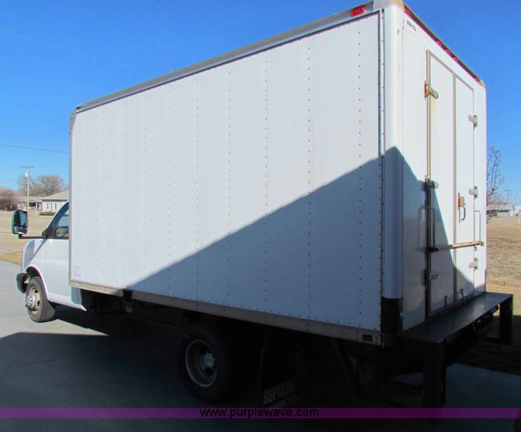 image for item D9138 2005 Chevrolet G3500 Express box van