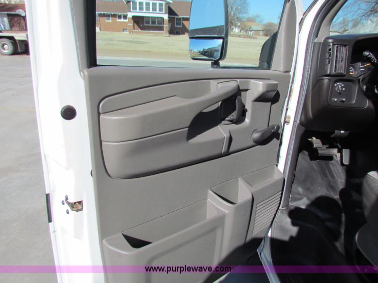 image for item D9138 2005 Chevrolet G3500 Express box van