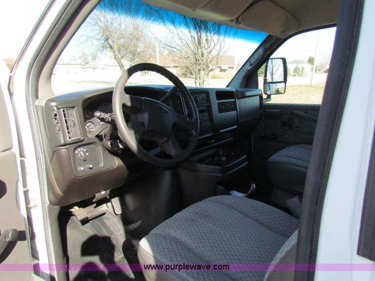 image for item D9138 2005 Chevrolet G3500 Express box van