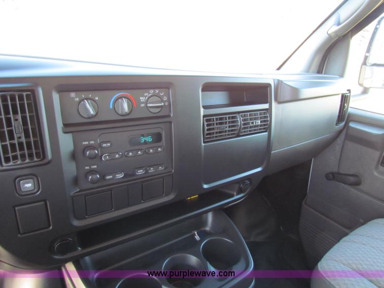 image for item D9138 2005 Chevrolet G3500 Express box van