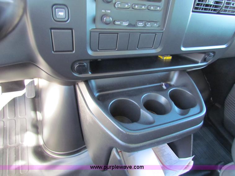 image for item D9138 2005 Chevrolet G3500 Express box van