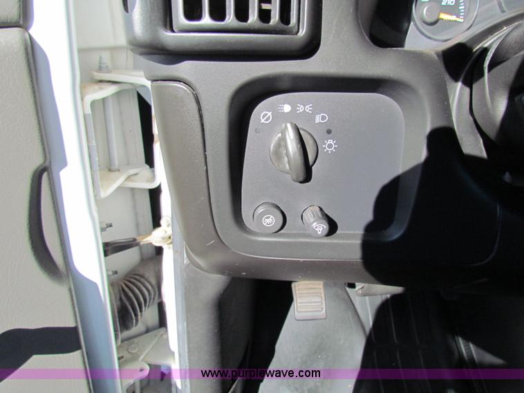 image for item D9138 2005 Chevrolet G3500 Express box van