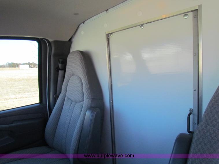 image for item D9138 2005 Chevrolet G3500 Express box van