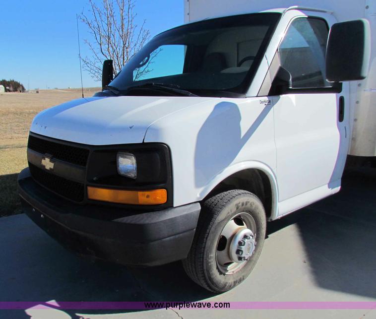 image for item D9138 2005 Chevrolet G3500 Express box van