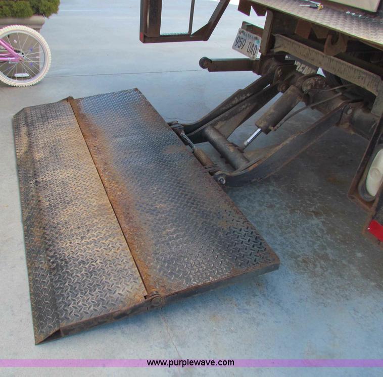 image for item D9138 2005 Chevrolet G3500 Express box van