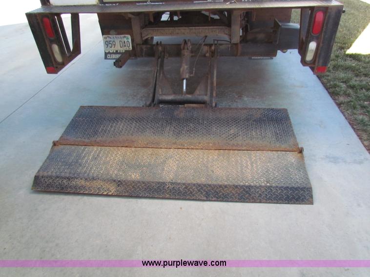 image for item D9138 2005 Chevrolet G3500 Express box van