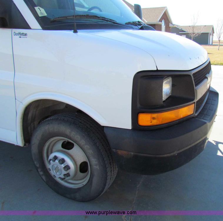 image for item D9138 2005 Chevrolet G3500 Express box van