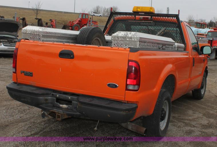 image for item A7151 2003 Ford F250 pickup truck