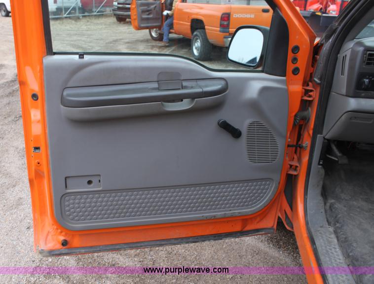 image for item A7151 2003 Ford F250 pickup truck