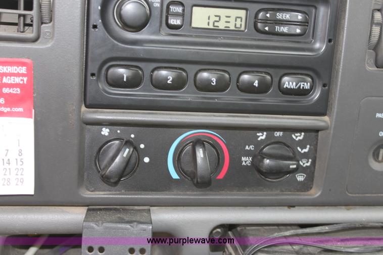 image for item A7151 2003 Ford F250 pickup truck