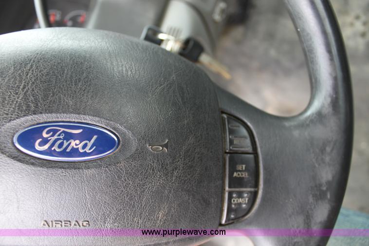 image for item A7151 2003 Ford F250 pickup truck