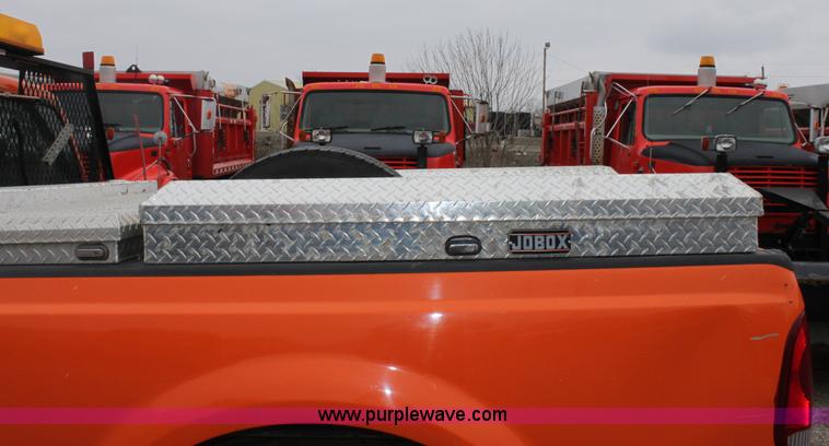 image for item A7151 2003 Ford F250 pickup truck