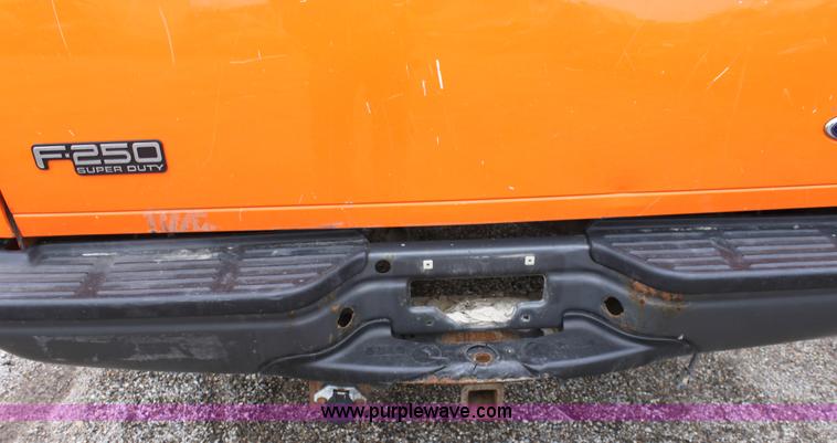 image for item A7151 2003 Ford F250 pickup truck