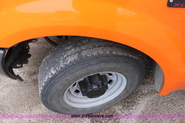 image for item A7151 2003 Ford F250 pickup truck