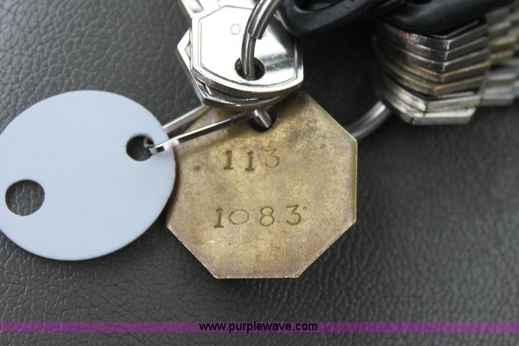 image for item A7151 2003 Ford F250 pickup truck