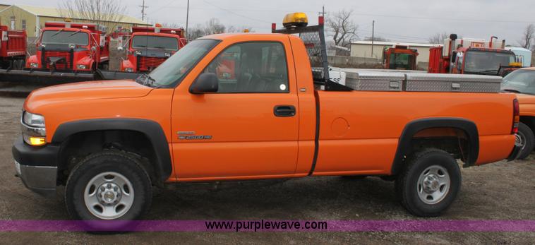 image for item A7153 2002 Chevrolet Silverado 2500HD pickup truck
