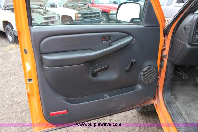 image for item A7153 2002 Chevrolet Silverado 2500HD pickup truck