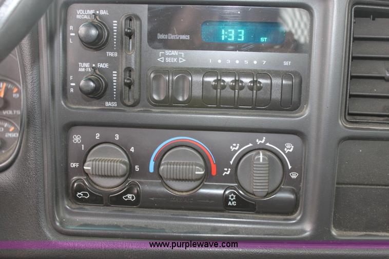 image for item A7153 2002 Chevrolet Silverado 2500HD pickup truck