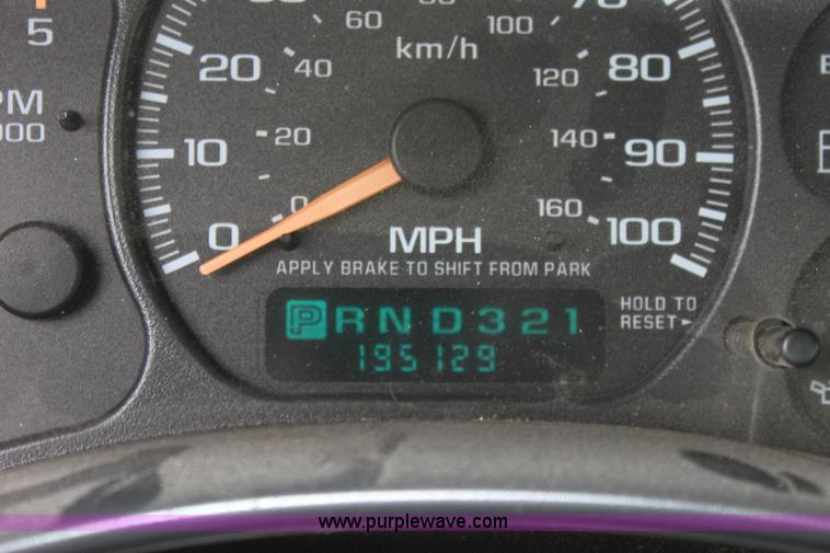 image for item A7153 2002 Chevrolet Silverado 2500HD pickup truck